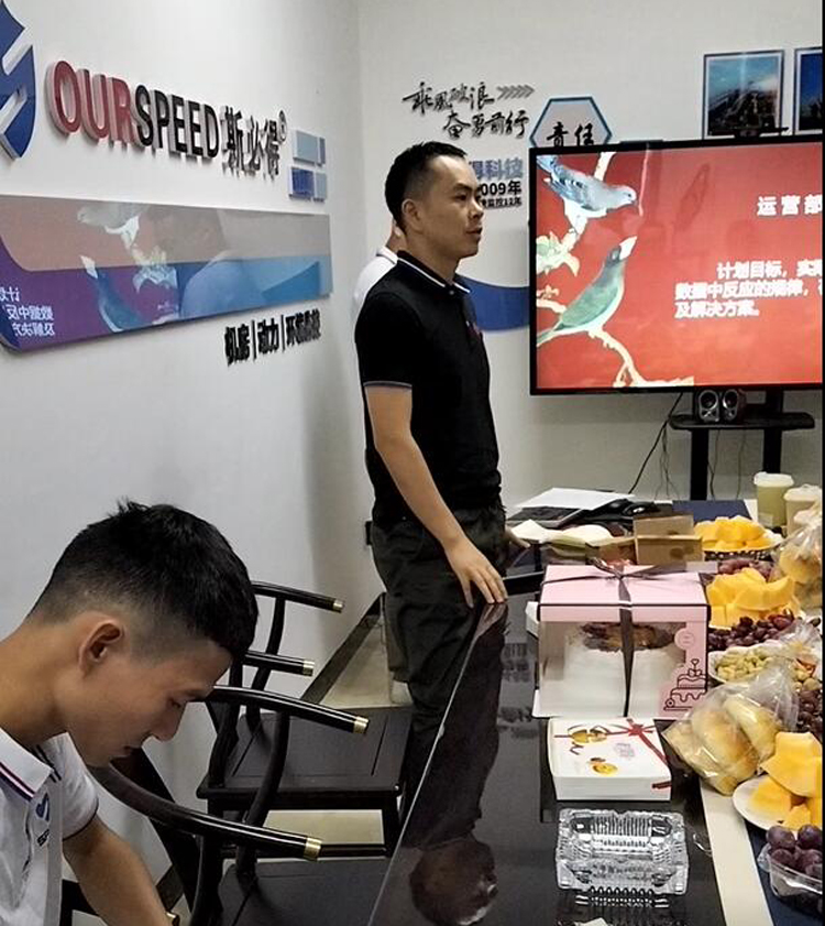 麻豆网络文化传媒科技召开9月份总结会暨生日会