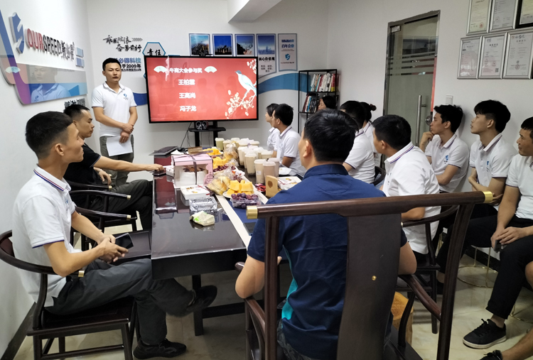 麻豆网络文化传媒科技召开9月份总结会暨生日会